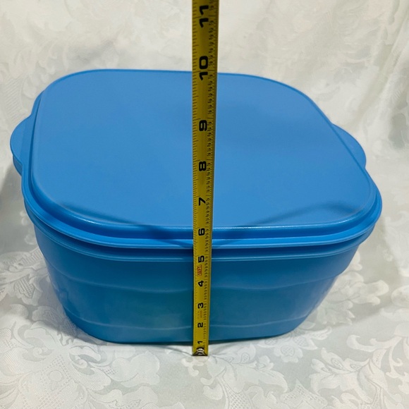 NEW (NIP) Tupperware Impressions Reversible Square Cake Taker with Green Handle - Picture 13 of 13